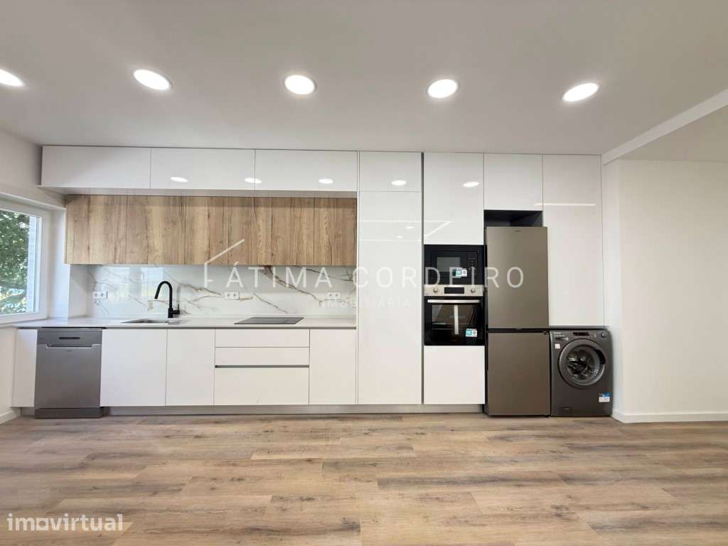 Fantástico T2 com 95m2 Remodelado com arrecadação no centro da Cost... - Grande imagem: 4/24