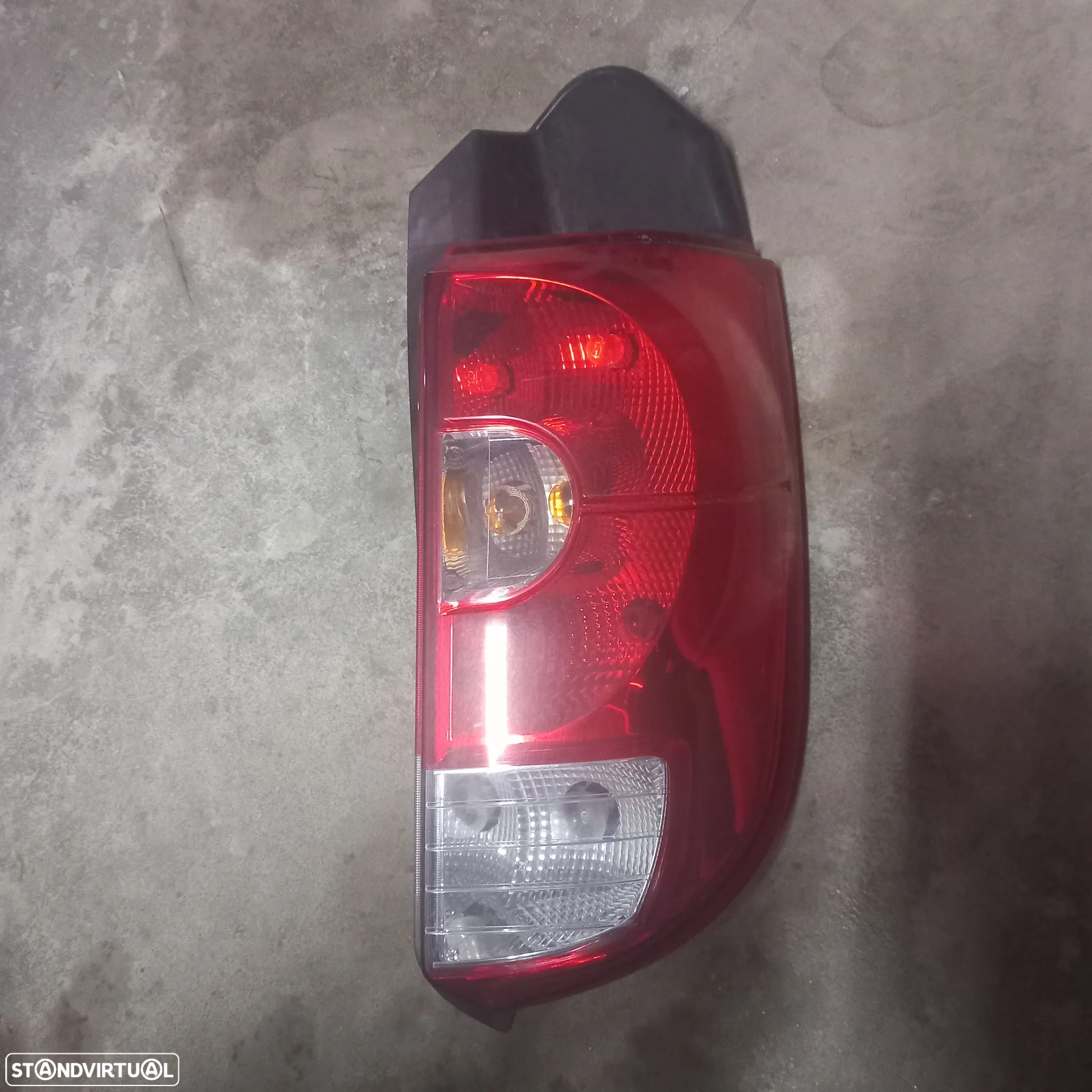 farol traseiro lado passageiro mitsubishi colt - 2