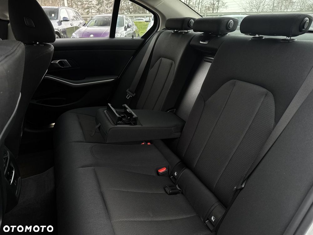 BMW Seria 3 318i - 23