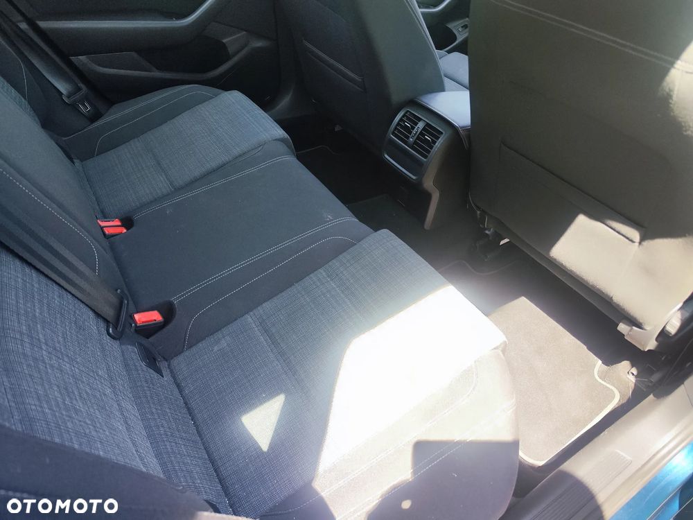 Volkswagen Passat 2.0 TDI SCR DSG Trendline - 11