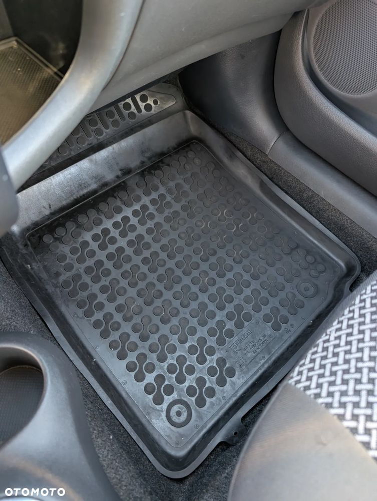 Toyota Yaris 1.3 - 37