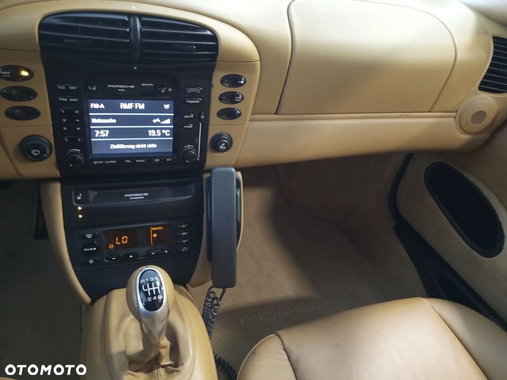 Porsche 911 Carrera 4 - 11
