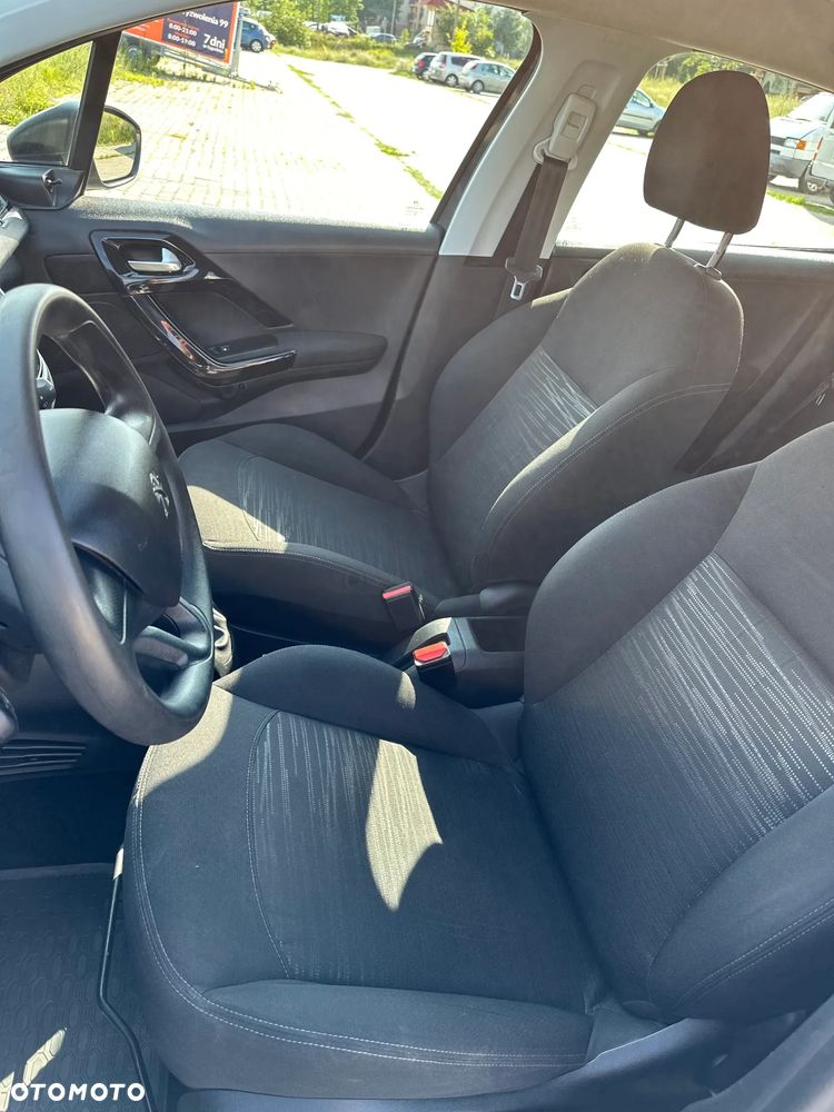 Peugeot 208 - 12