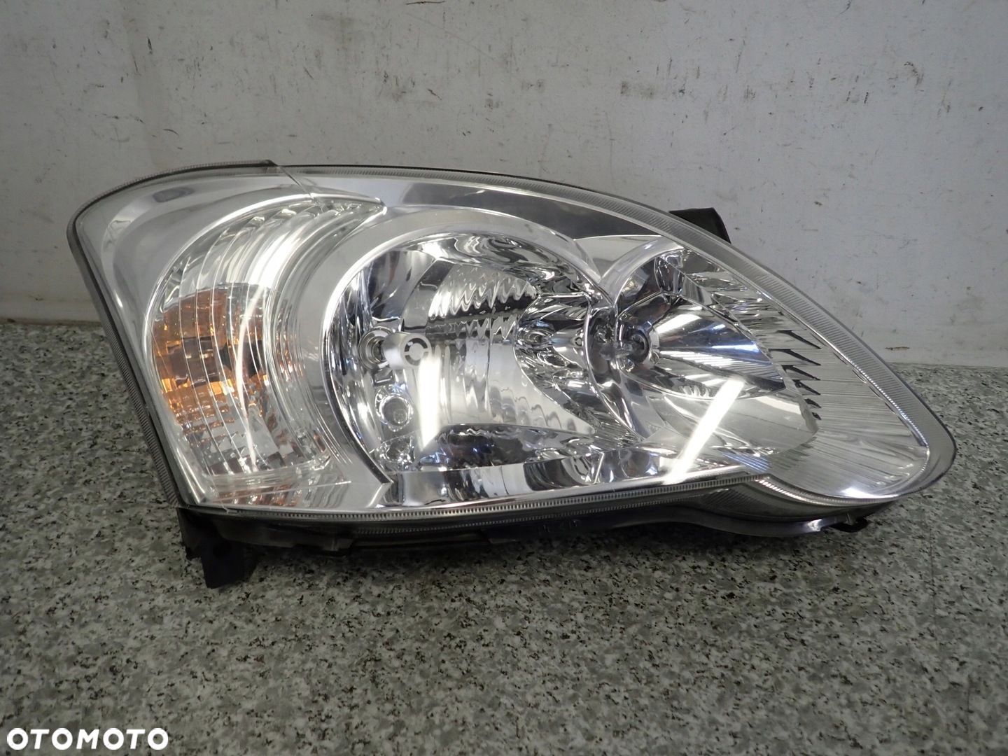 TOYOTA COROLLA E12 HB 04-07 LAMPA PRZEDNIA PRAWA REFLEKTOR - 1