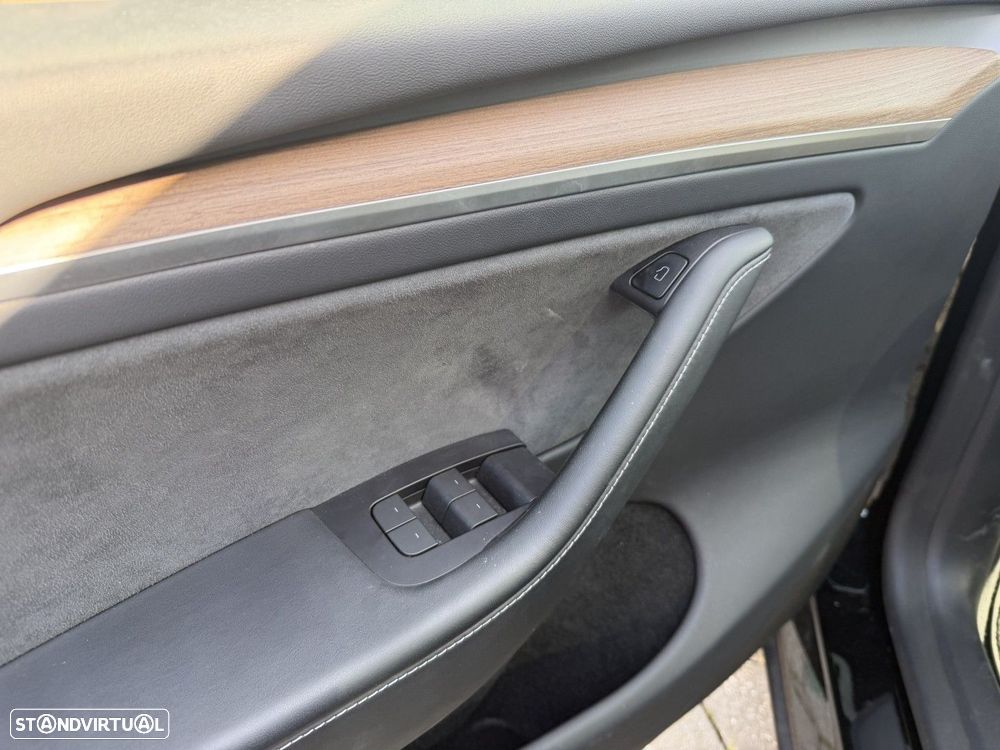 Tesla Model Y Long Range Dual Motor AWD - 11