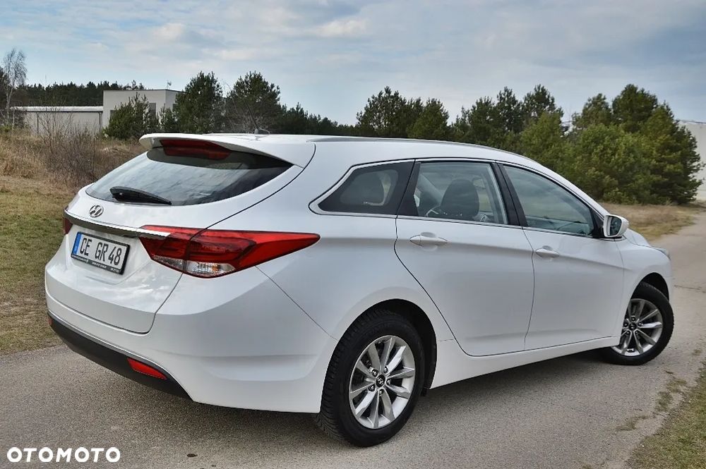 Hyundai i40 Kombi blue 1.6 Family - 12