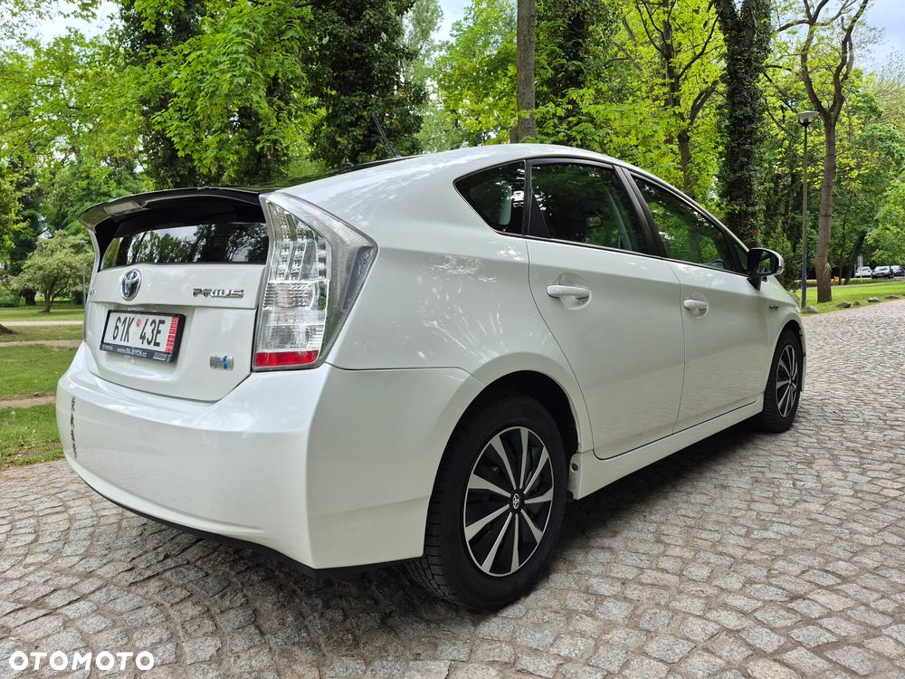 Toyota Prius (Hybrid) Executive - 14