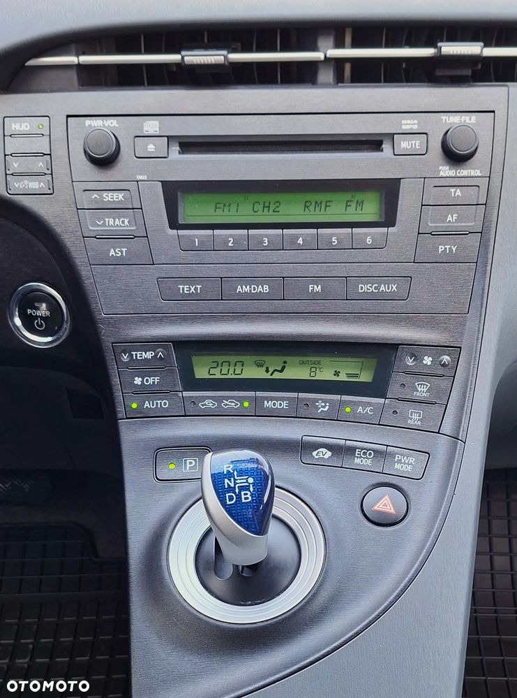 Toyota Prius (Hybrid) Life - 8