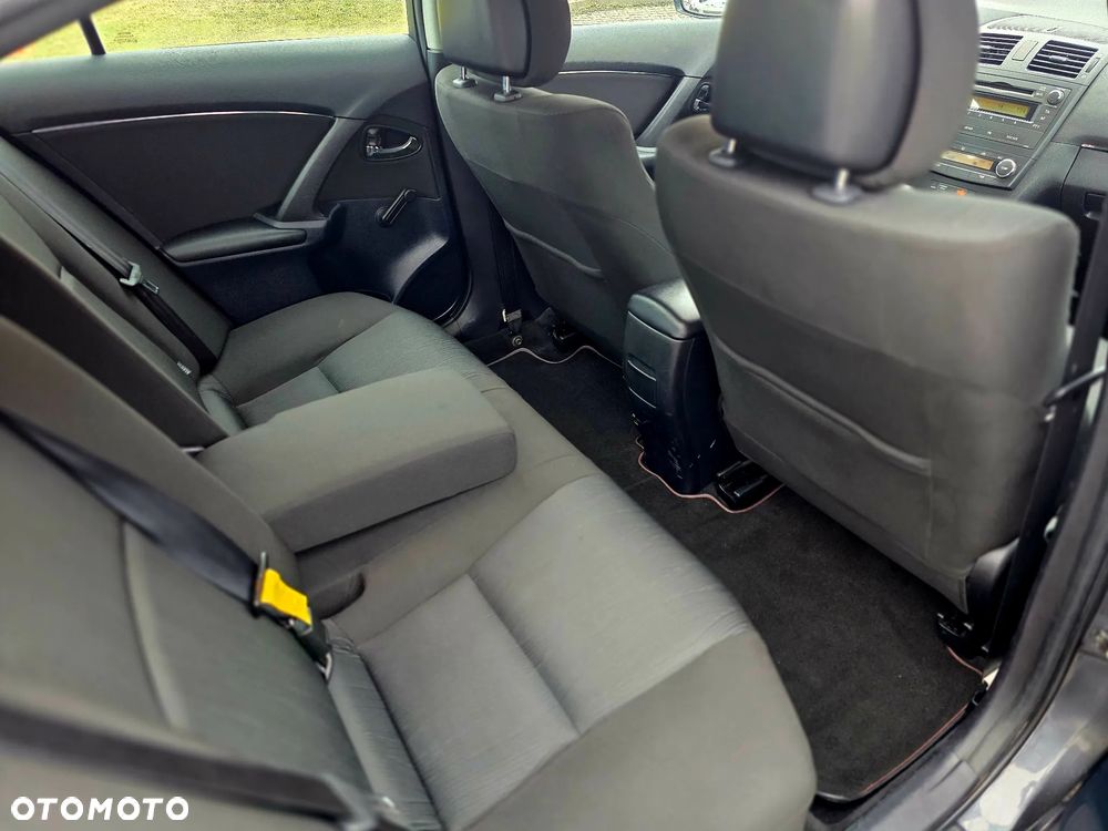 Toyota Avensis 1.8 Style - 19