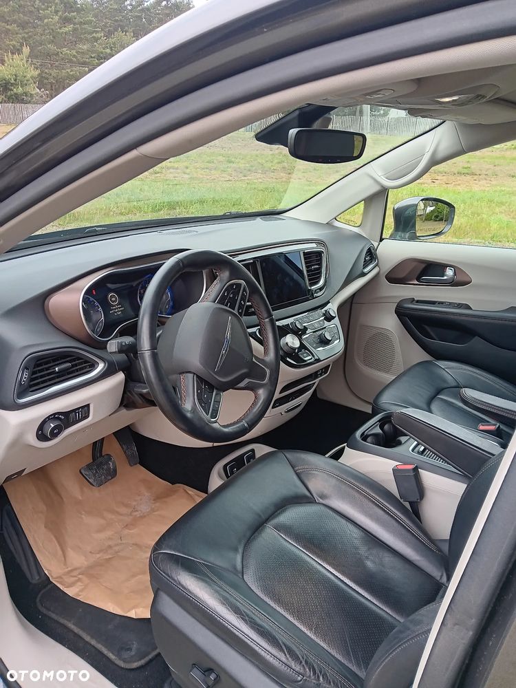 Chrysler Pacifica - 12