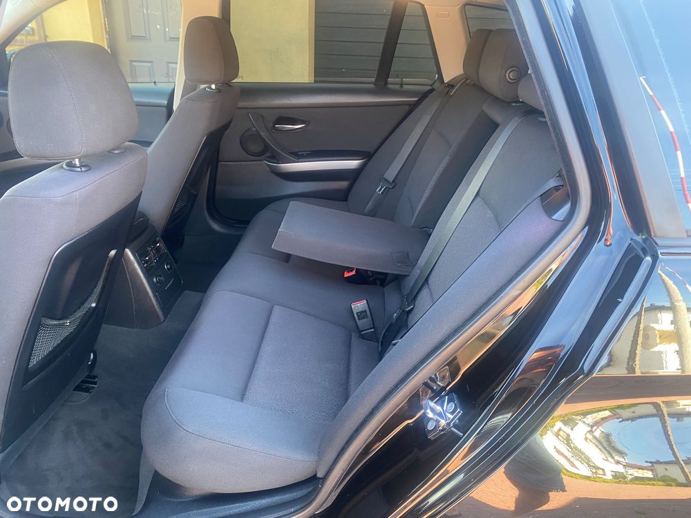 BMW Seria 3 318i Touring - 3