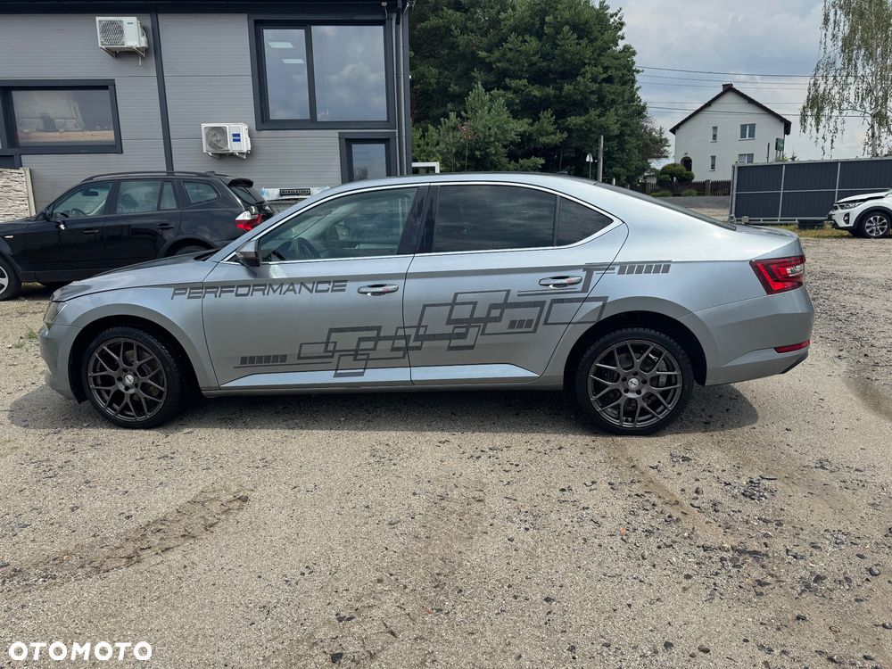 Skoda Superb 2.0 TDI DSG Sportline - 9