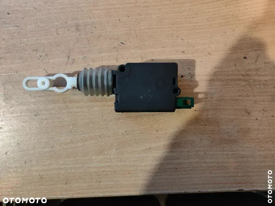 Siłownik zamka klapy bagażnika Audi A4 B6 4B9962115 - 3