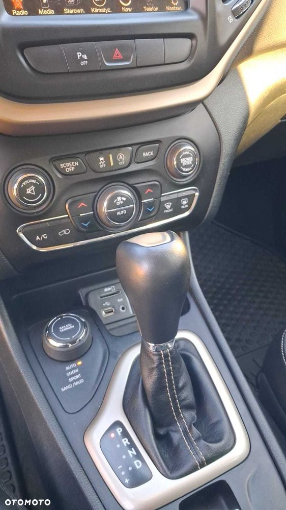 Jeep Cherokee - 8