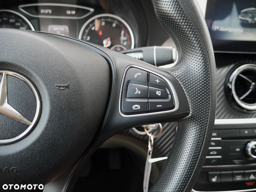 Mercedes-Benz GLA 180 7G-DCT - 17
