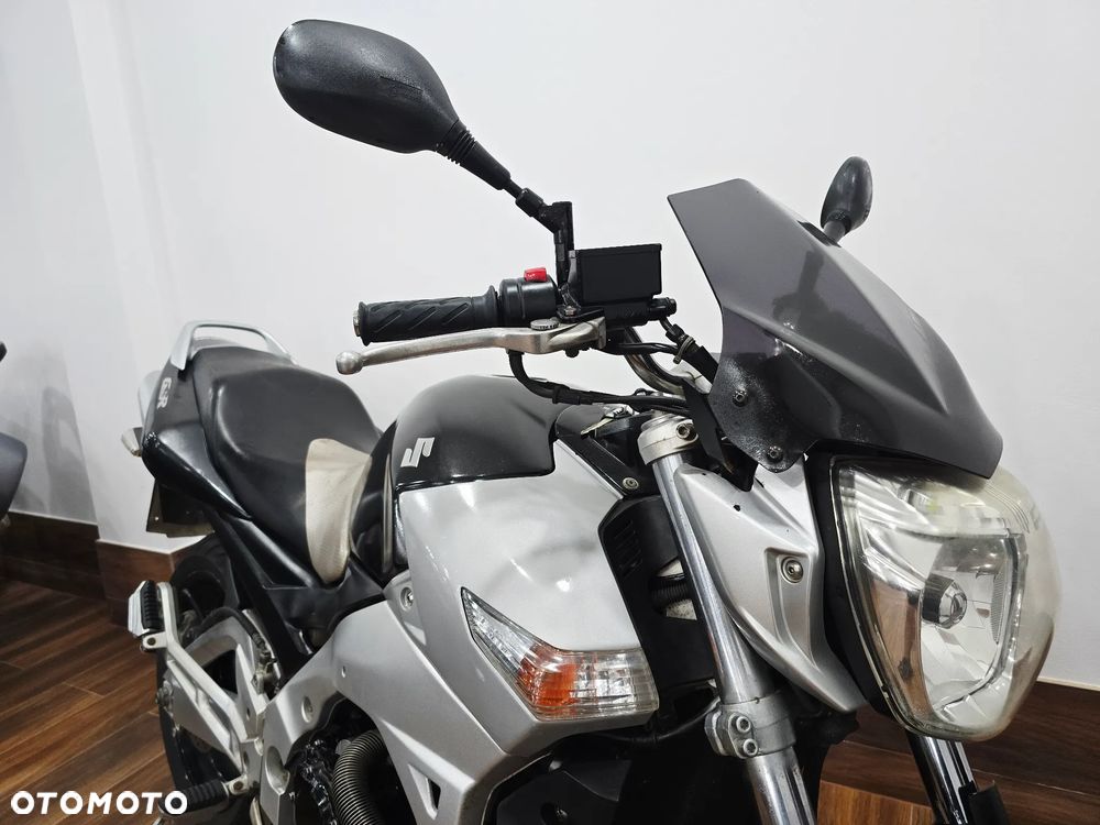 Suzuki GSR - 12