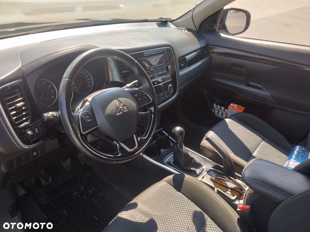 Mitsubishi Outlander 2.0 Invite + 2WD - 14