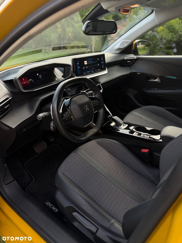 Peugeot 208 - 8