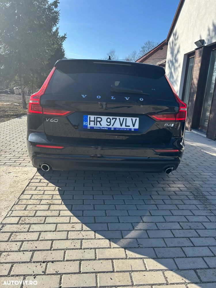 Volvo V60 B4 MHEV AT8 FWD Momentum Pro - 4