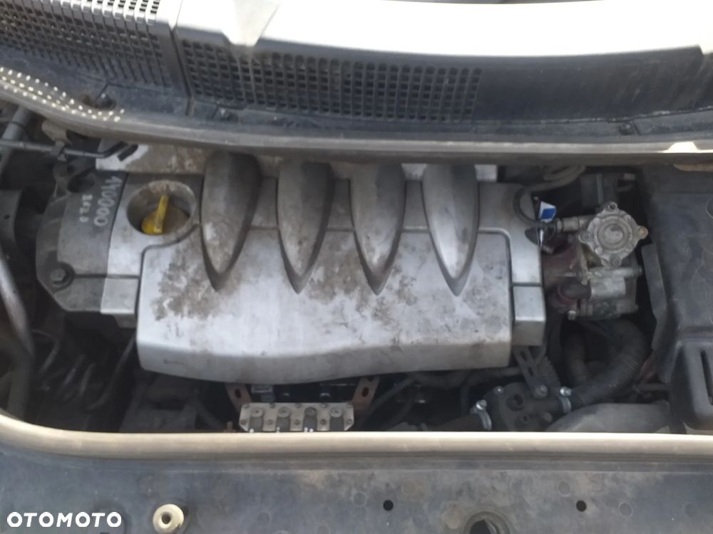 Auto na części - Renault Scenic 2 benzyna Silnik Skrzynia Drzwi Maska Klapa Błotnik Zderzak Lampa Szyba Klamka Lusterko Deska Kokpit - 6