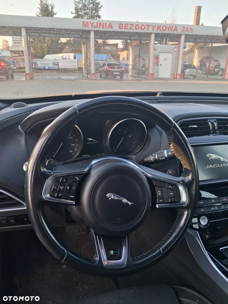 Jaguar XE 2.0 T R-Sport - 8