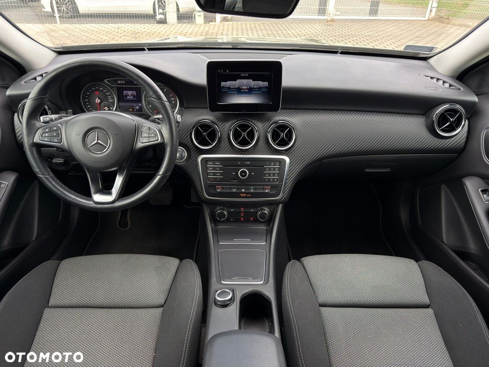Mercedes-Benz GLA 180 7G-DCT - 20