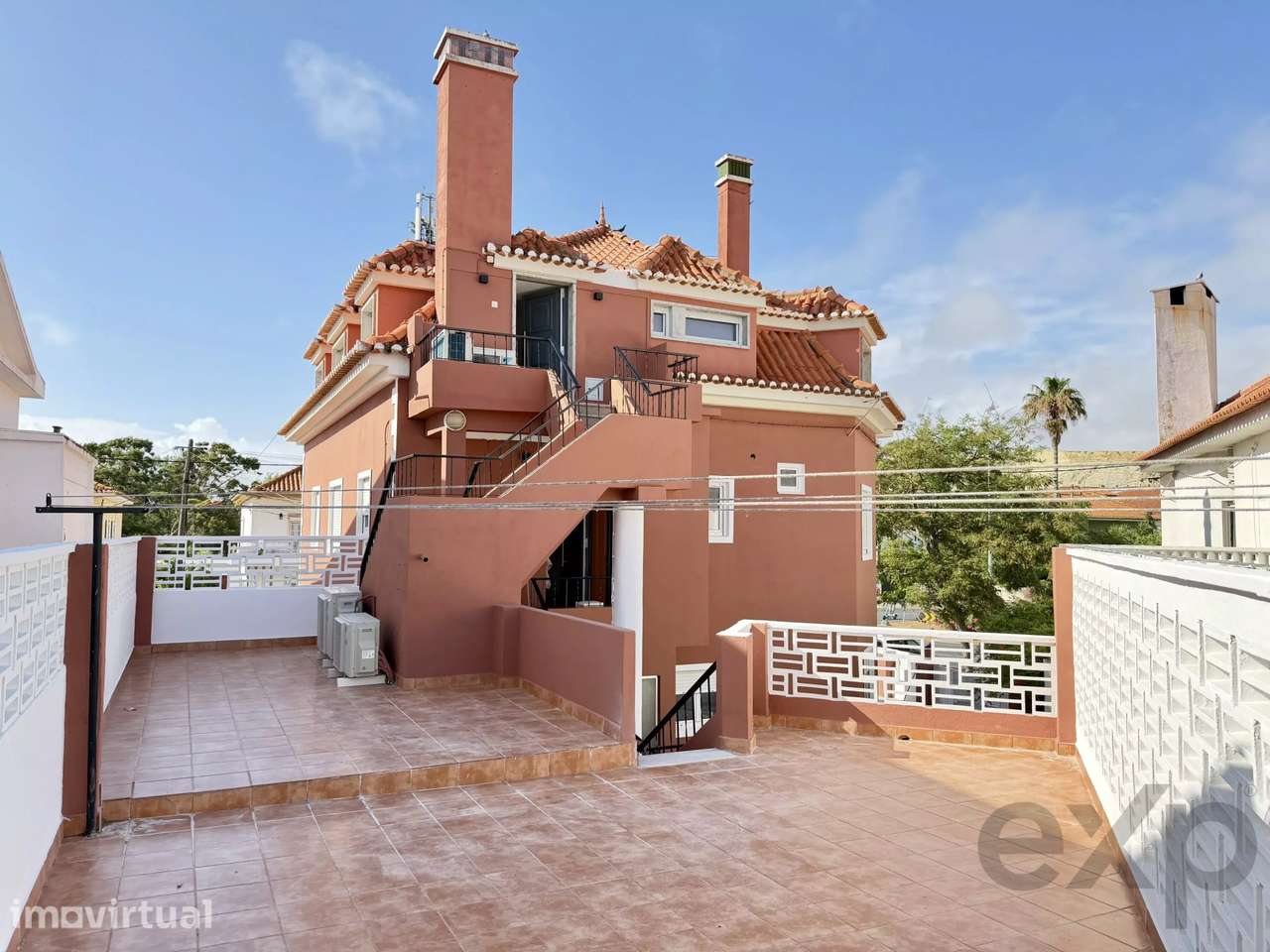 Arrenda T4 - 2º Piso em moradia isolada, reconstruído de raiz, Costa d - Grande imagem: 2/56