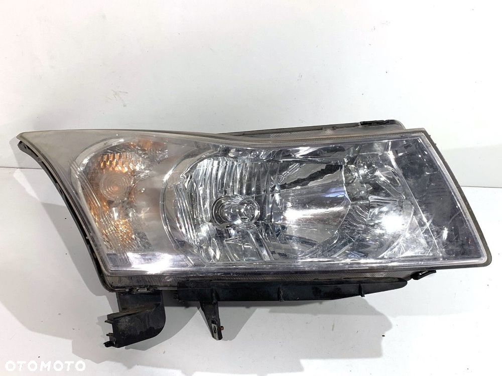 REFLEKTOR PRAWY PRZÓD  CHEVROLET CRUZE (J300) 2009 - 2022 1.6 91 kW [124 KM] benzyna 2009 - 2022 - 1