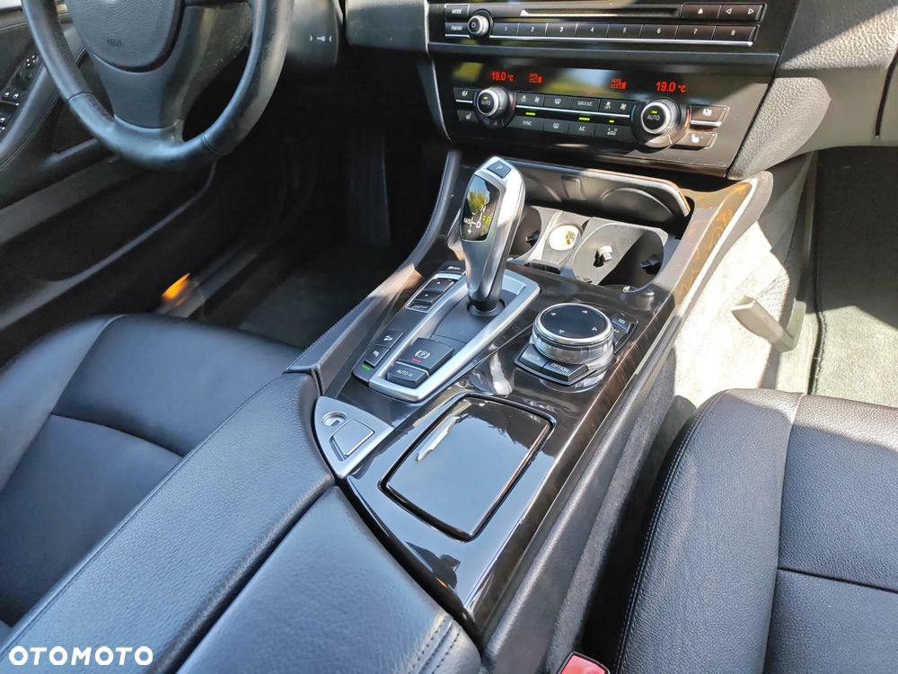 BMW Seria 5 528i xDrive - 15