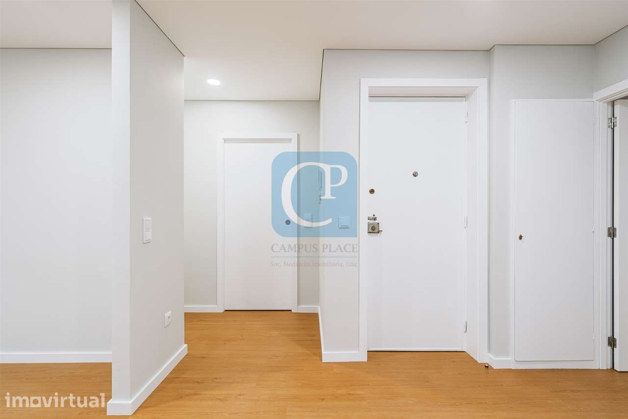 Apartamento T2 renovado e equipado à Avenida Fernão Magalhães - Grande imagem: 3/25