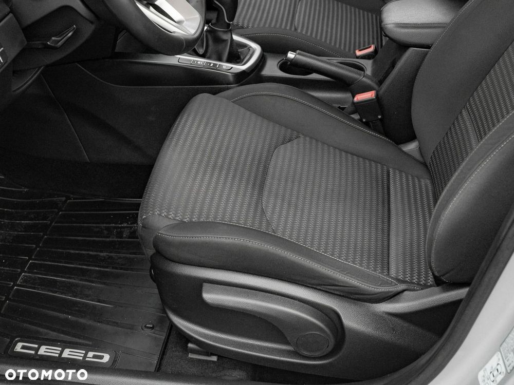 Kia Ceed - 11