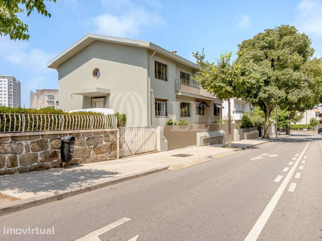 Moradia T5 com estacionamento e jardim, no Porto - Grande imagem: 5/15