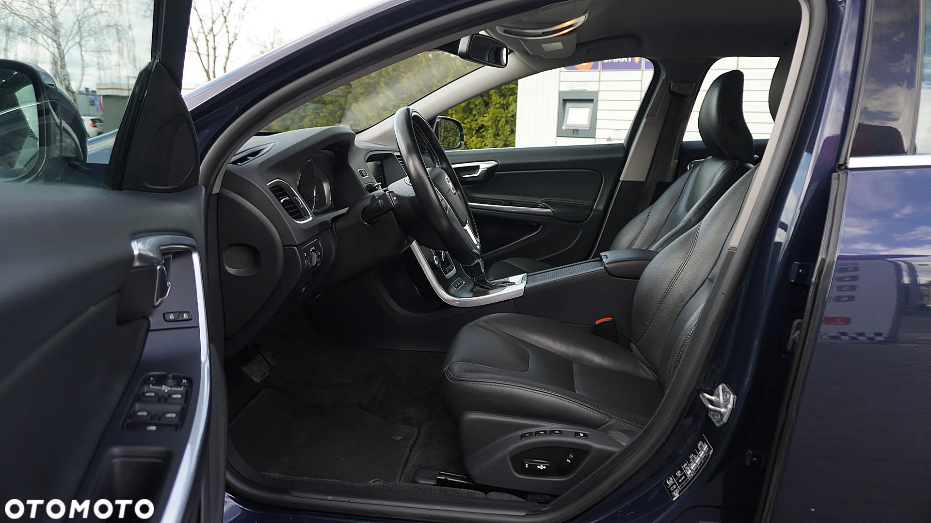 Volvo V60 D6 AWD Plug-in Hybrid Momentum - 23