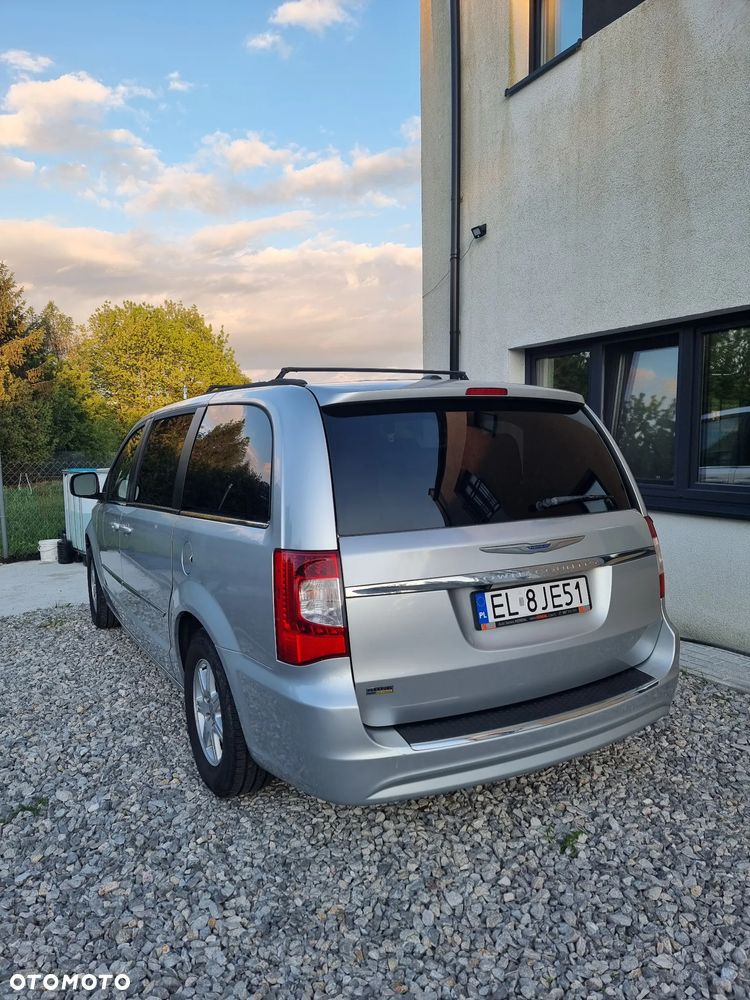Chrysler Town & Country - 4