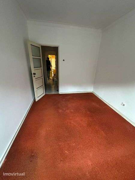 T2 em Algés remodelado com vidros duplos e duas varandas - Grande imagem: 5/11