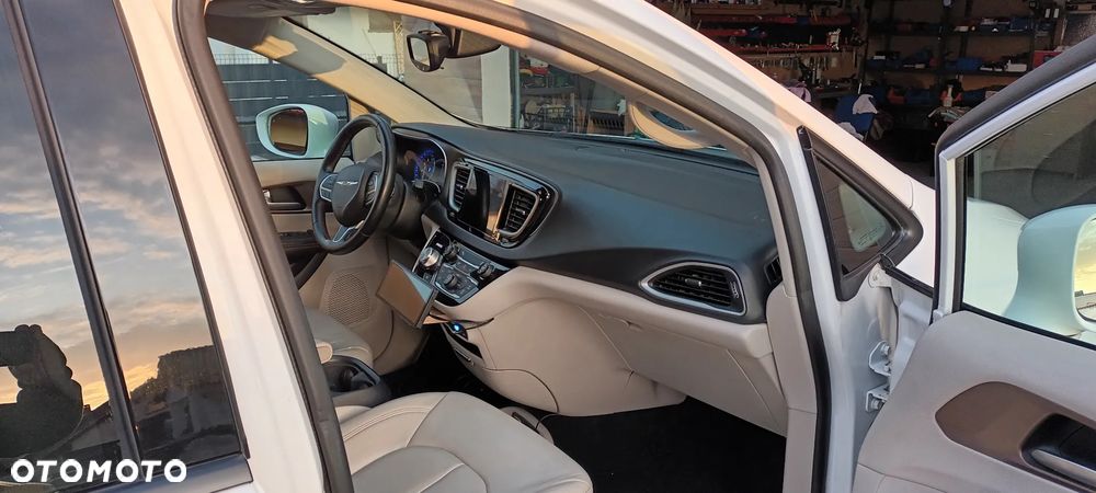 Chrysler Pacifica - 8