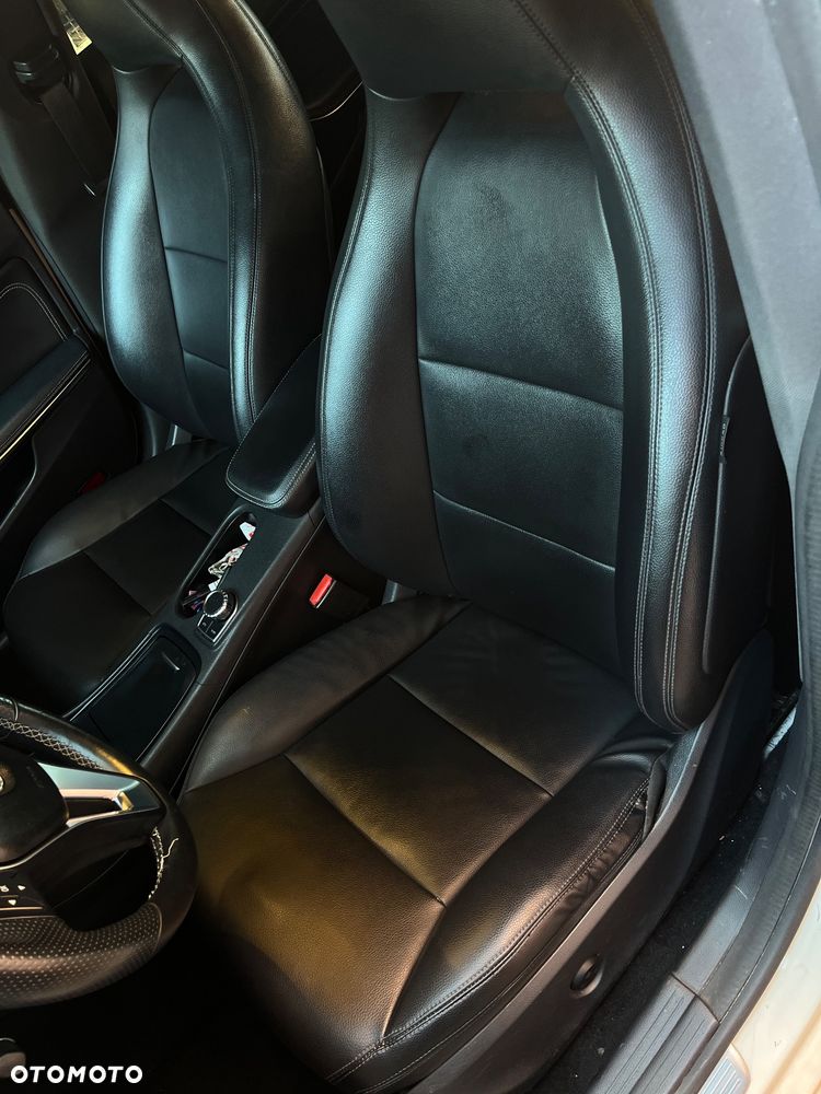 Mercedes-Benz CLA 250 4Matic 7G-DCT - 12