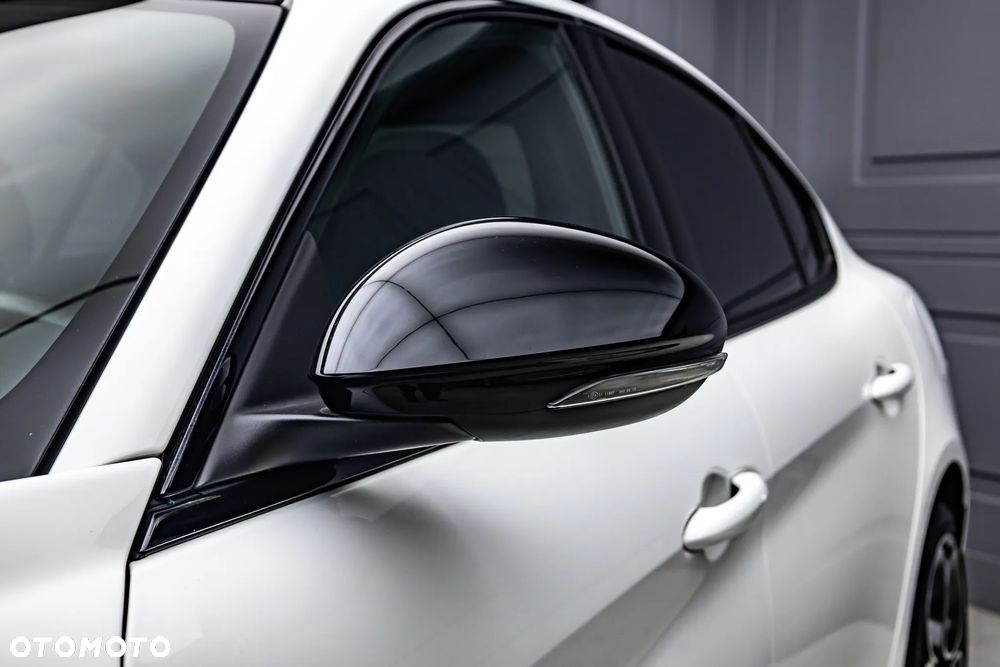 Alfa Romeo Giulia 2.0 Turbo 16V AT8-Q4 Veloce - 32