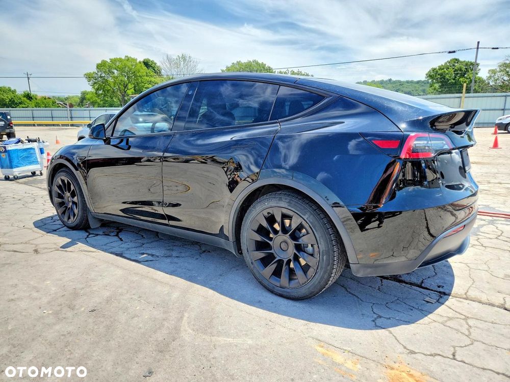 Tesla Model Y - 3