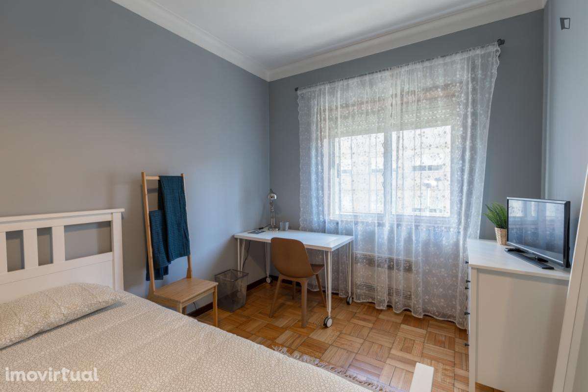 Quarto - localizado em Paranhos Porto - Grande imagem: 2/13