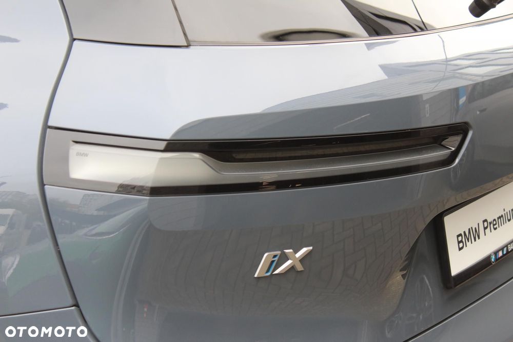 BMW iX - 17