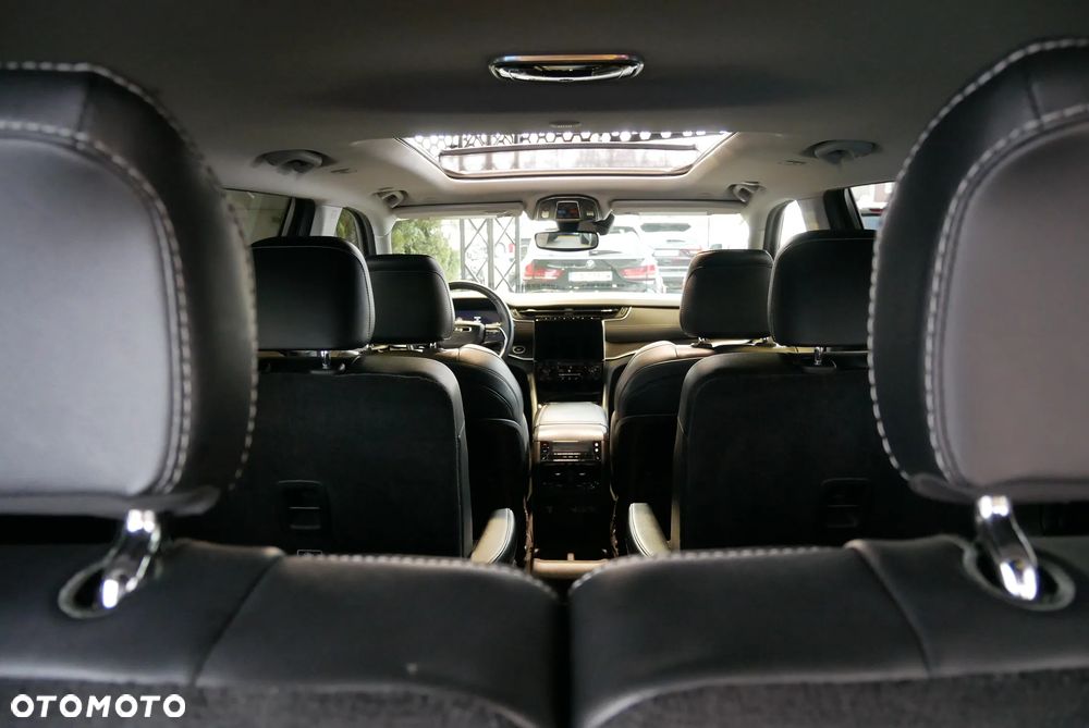 Jeep Grand Cherokee - 32