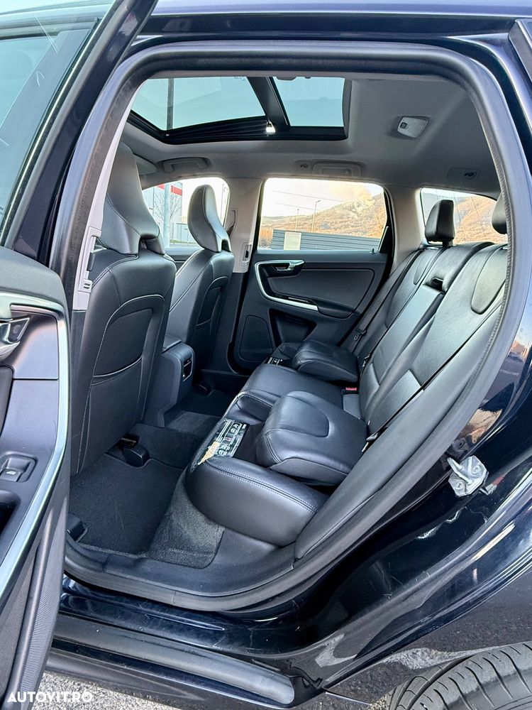 Volvo XC 60 D5 AWD Geartronic Summum - 6