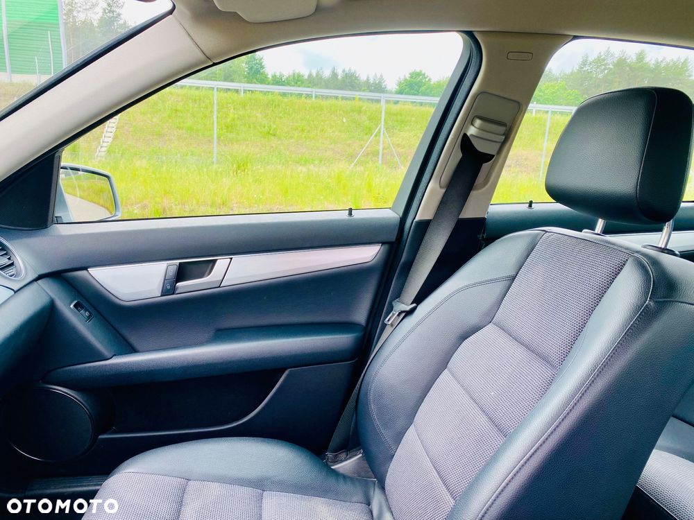 Mercedes-Benz Klasa C 180 CGI BlueEff Avantgarde - 29