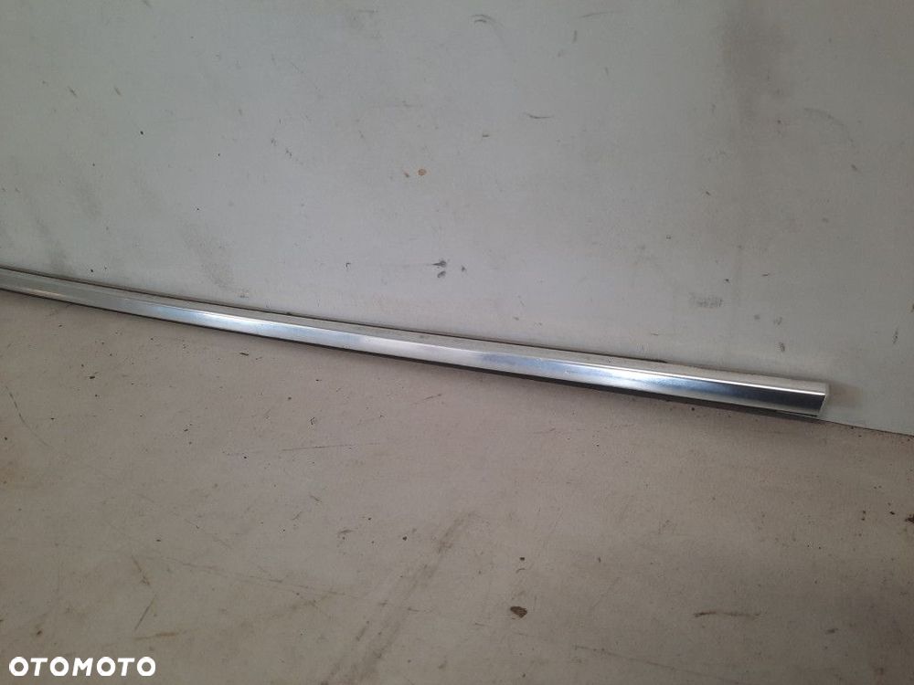BMW520i E39 95-00 SEDAN LISTWA ZGARNIAJĄCADRZWI PRZÓD PRAWA CHROM 8185816 - 2