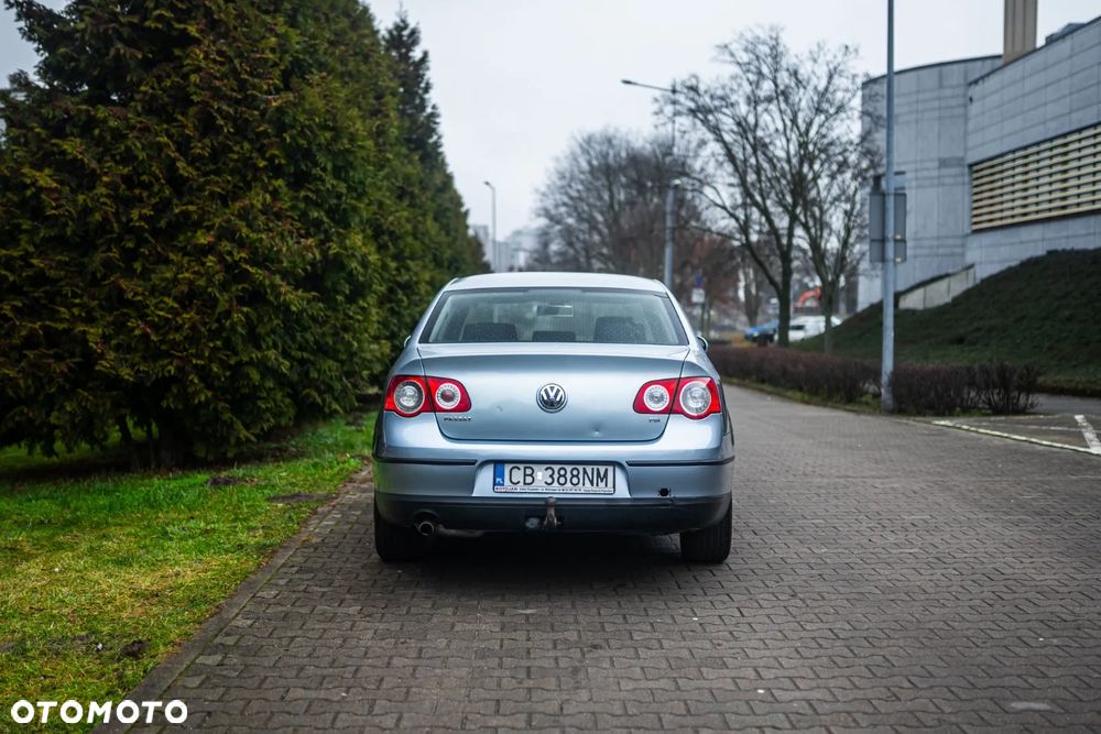Volkswagen Passat 1.6 FSI Comfortline - 17