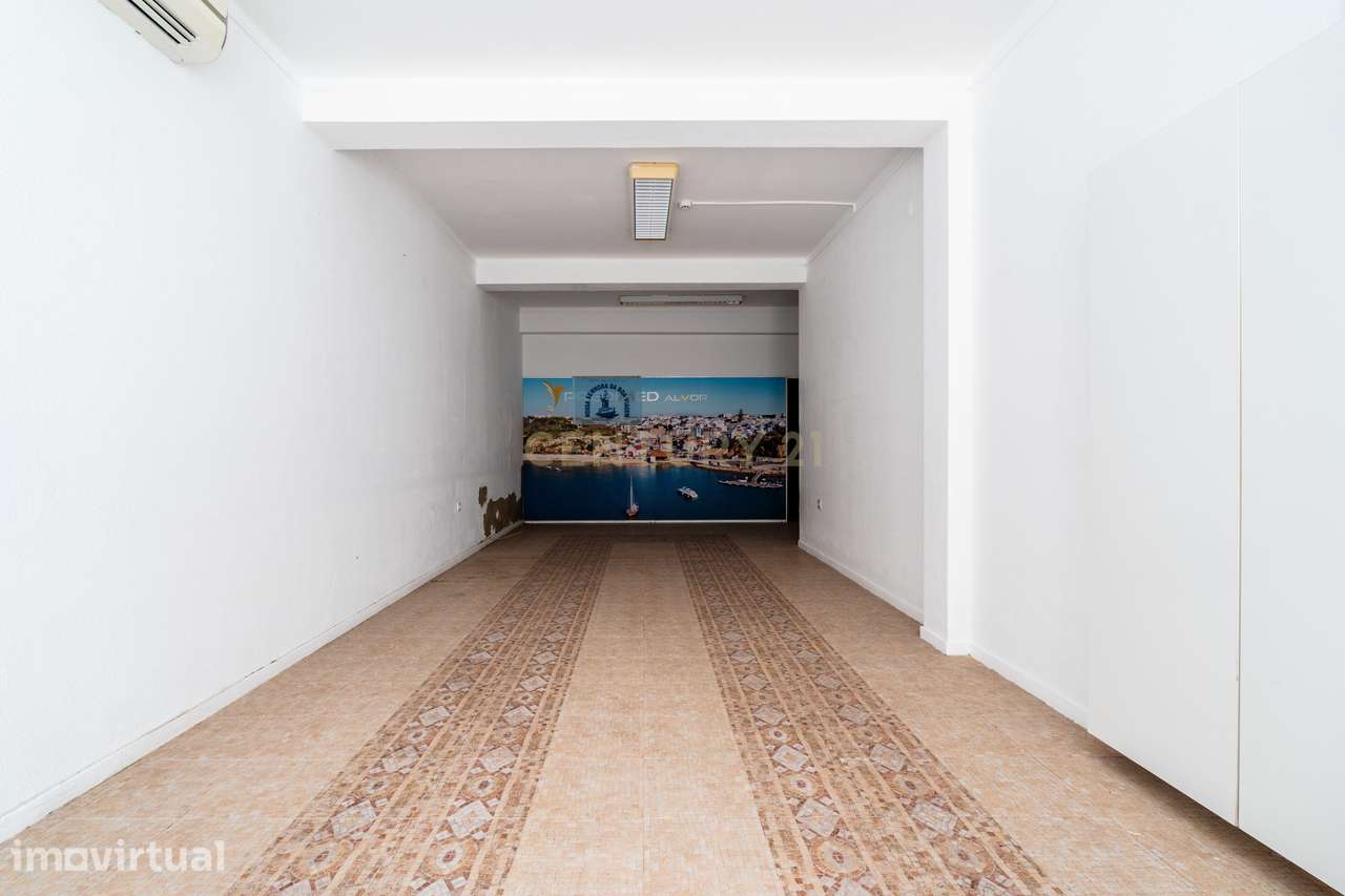 No Centro de Alvor: Moradia, Garagem e Loja, Com Vista Mar e Ria. - Grande imagem: 4/52