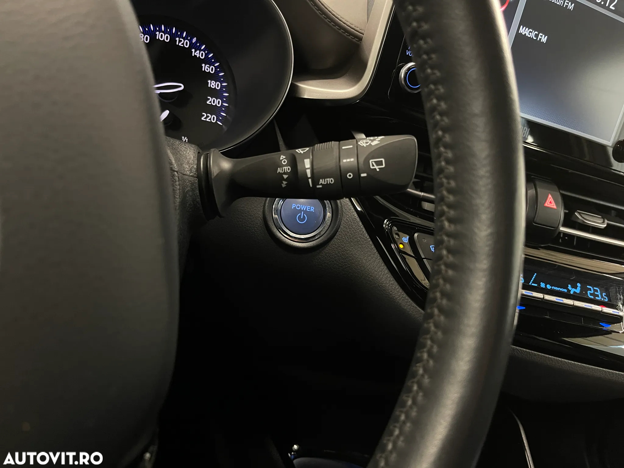 Toyota C-HR 2.0 HSD 184 CP 4x2 CVT Classy Bi-Tone - 23