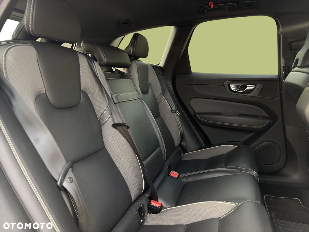 Volvo XC 60 B5 D AWD R-Design - 17