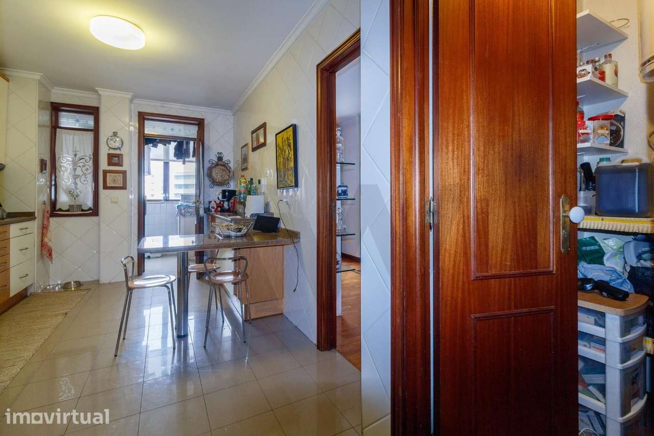 T4 à Venda ao centro de V. N. Gaia 2 lugares de garagem e arrumo - Grande imagem: 5/31